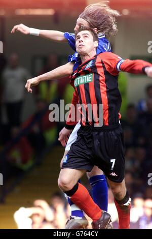 Garry Flitcroft, capitano di Blackburn Rover, è scavalcato da Robbie Savage di Leicester City durante la partita di Barclaycard Premiership a Filbert Street, Leicester. Foto Stock