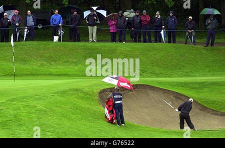 L'irlandese Padraig Harrington gioca fuori da un bunker alla 2° buca, durante il 2° round del Volvo PGA Championship al Wentworth Club, Virminai Water, Surrey. Foto Stock