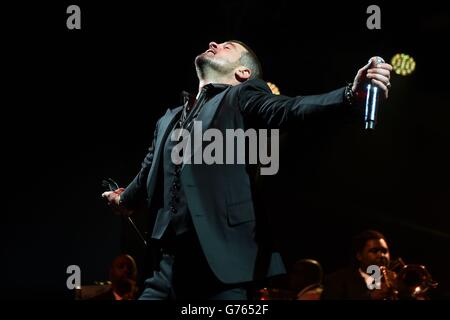 Robin Thicke si esibisce sul palco durante il secondo giorno del Wireless Festival al Perry Park, Birmingham. Foto Stock