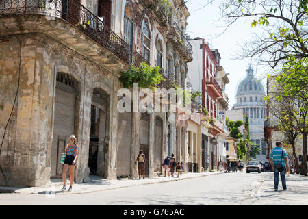 Strada di Cuba con il Capitol Building visibile in background Foto Stock