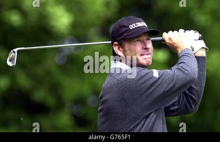 PGA Championship/Faldo. L'inglese Nick Faldo tee off the 2nd Hole, durante l'ultimo round del Volvo PGA Championship al Wentworth Club, Virginia Water, Surrey. Foto Stock