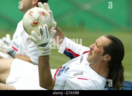 David Seaman, il custode dell'Inghilterra, si è allenato ad Awaji, Giappone, mercoledì 29 maggio 2002, mentre la squadra ha continuato i preparativi per la prima partita della Coppa del mondo contro la Svezia questa domenica prossima. Foto Stock