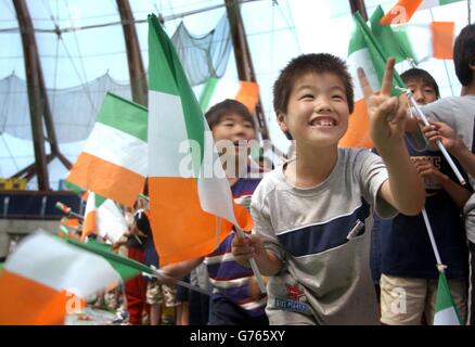 I giovani tifosi locali salutano la squadra della Coppa del mondo d'Irlanda durante una cerimonia di congedo all'Izumo Sports Park and Dome, Izumo, Giappone. La Repubblica d'Irlanda giocherà la loro partita di gruppo di apertura contro il Camerun. Foto Stock