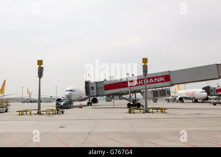 Imbarco passeggeri collegato a ponte aereo all'aeroporto Foto Stock