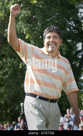 L'argentino Eduardo Romero pugna l'aria mentre lascia il 18° verde dopo aver vinto lo Scottish Open in un play-off con il svedese Fredrik Jacobson a Loch Lomond. Foto Stock