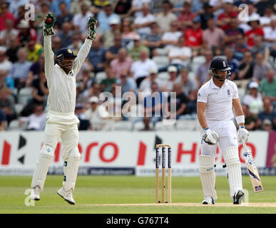 Cricket - Investec Test Series - primo Test - Inghilterra / India - Day Three - Trent Bridge. India'a MS Dhoni celebra la cattura di Matt Prior Inghilterra (a destra) Foto Stock