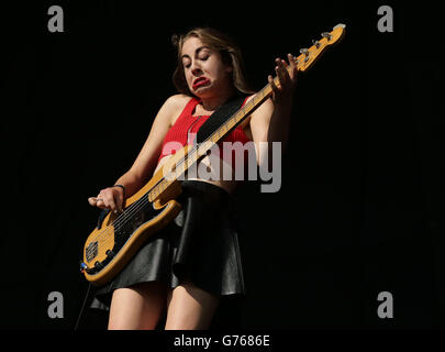 Este Haim di Haim si esibisce sul palco principale al festival T in the Park, che si tiene al Balado Park di Kinross, Scozia. Foto Stock