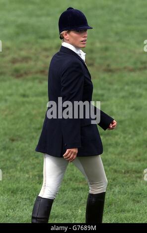 La figlia della principessa reale, Zara Phillips, cammina sul campo prima di gareggiare nella sezione showjumping dei Campionati intermedi al Doubleprint Festival of British Eventing al Gatcombe Park. Foto Stock