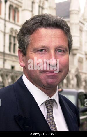 Il presidente della Football League Keith Harris riesce a sorridere mentre lascia la High Court nel centro di Londra, nonostante la perdita di un tribunale contro Carlton e Granada Television. *Keith Harris si è dimesso come presidente della Football League dopo la partenza del capo esecutivo David Burns. Foto Stock