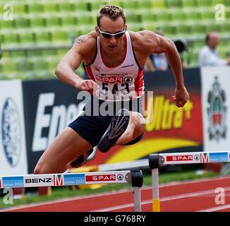 Chris Rawlinson della Gran Bretagna sulla strada per la vittoria nel primo round dei 400 metri di ostacoli maschili al Campionato europeo di atletica di Monaco. Foto Stock