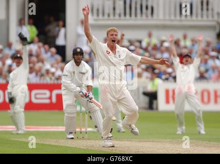 Un appello ineluttabile da parte di Andrew Flintoff in Inghilterra per il saurav Gangolly in India durante il secondo test match tra Inghilterra e India a Trent Bridge, Nottingham. Foto Stock