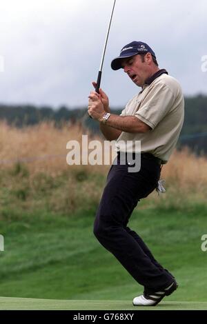 Il campione in carica Paul McGinley perde un posto sul tredicesimo verde durante il suo round di apertura del Wales Open al Celtic Manor Resort vicino a Newport. Foto Stock