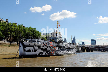 La nave da guerra della prima guerra mondiale HMS President (1918), divenuta un'opera d'arte pubblica sull'Embankment di Londra, chiamata Dazzle Ship London dall'artista Tobias Rehberger, la nave, una delle ultime tre navi da guerra della prima guerra mondiale, è stata coperta in un'incredibile stampa camuffata come parte di 14 - 18 Now, Un programma di eventi in occasione del centenario della prima guerra mondiale Foto Stock