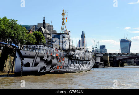 La nave da guerra della prima guerra mondiale HMS President (1918), divenuta un'opera d'arte pubblica sull'Embankment di Londra, chiamata Dazzle Ship London dall'artista Tobias Rehberger, la nave, una delle ultime tre navi da guerra della prima guerra mondiale, è stata coperta in un'incredibile stampa camuffata come parte di 14 - 18 Now, Un programma di eventi in occasione del centenario della prima guerra mondiale Foto Stock