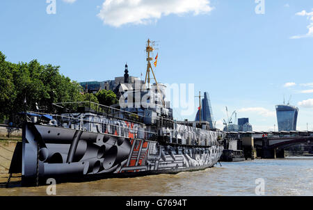 La nave da guerra della prima guerra mondiale HMS President (1918), divenuta un'opera d'arte pubblica sull'Embankment di Londra, chiamata Dazzle Ship London dall'artista Tobias Rehberger, la nave, una delle ultime tre navi da guerra della prima guerra mondiale, è stata coperta in un'incredibile stampa camuffata come parte di 14 - 18 Now, Un programma di eventi in occasione del centenario della prima guerra mondiale Foto Stock