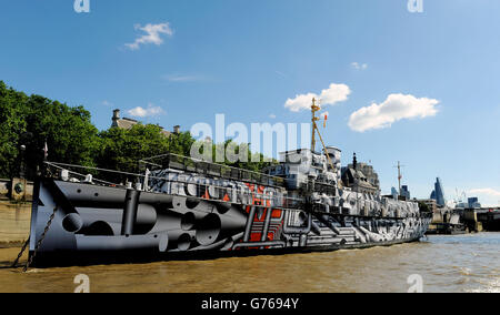 La nave da guerra della prima guerra mondiale HMS President (1918), divenuta un'opera d'arte pubblica sull'Embankment di Londra, chiamata Dazzle Ship London dall'artista Tobias Rehberger, la nave, una delle ultime tre navi da guerra della prima guerra mondiale, è stata coperta in un'incredibile stampa camuffata come parte di 14 - 18 Now, Un programma di eventi in occasione del centenario della prima guerra mondiale Foto Stock