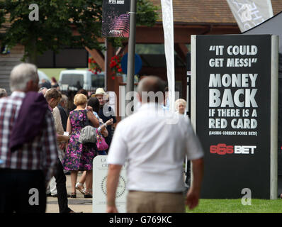 Corse di cavalli - il Festival di luglio - Darley July Cup Day - Newmarket Racecourse. Racegoers immergiti nell'atmosfera della Darley July Cup Day all'ippodromo di Newmarket Foto Stock