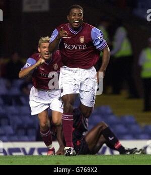 Ulises De la Cruz celebra il punteggio di apertura di Aston Villa durante la partita di Barclaycard Premiership contro Charlton a Villa Park, Birmingham. Foto Stock