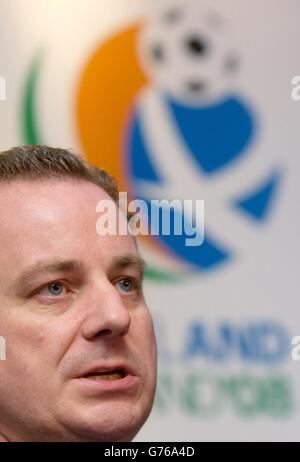 Il primo ministro scozzese Jack McConnell annuncia l'ultimo sponsor della gara d'appalto di Scozia e Irlanda per Euro 2008, allo stadio Hampden Park di Glasgow. 19/08/03: McConnell ha sottolineato il valore della proprietà fondiaria della comunità in una visita alle Highlands. Stava incontrando i residenti ad Assynt per vedere come la zona ha prosperato, 10 anni dopo che hanno intrapreso un buy-out della Comunità della proprietà locale. Durante la visita a Stoer, il primo Ministro incontrò il Trust di Assynt Crofters e i giovani e vecchi membri della comunità. Foto Stock