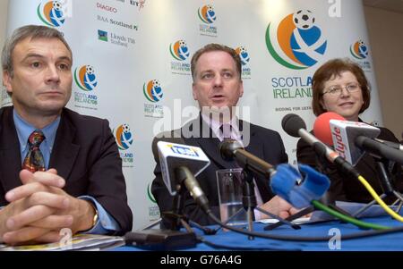 (L-R) David Taylor, primo ministro scozzese Jack McConnell, e Lloyds-TSB Scotland Chief Executive Susan Rice, hanno annunciato l'ultimo sponsor della candidatura di Scozia e Irlanda per Euro 2008, venerdì allo stadio Hampden Park di Glasgow. Foto Stock