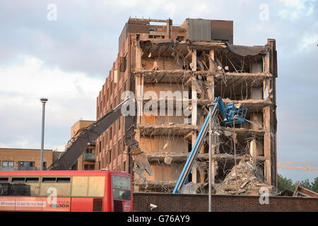 Hounslow House su London Road, Hounslow, dove un terzo dell'edificio è crollato, inviando detriti nella strada. Foto Stock