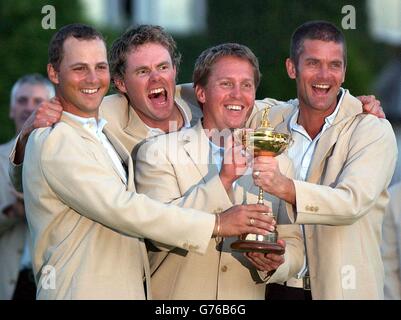 I giocatori svedesi d'Europa (da L-R) Niclas Fasth, Joakim Haeggman, Pierre Fulke e Jesper Parnevik con il trofeo Ryder Cup dopo aver vinto la 34esima Ryder Cup contro gli USA al Belfry, vicino a Sutton Coldfield. Foto Stock