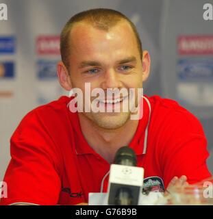 Danny Murphy di Liverpool parla ad una conferenza stampa prima della partita UEFA Champions League Group B di domani sera contro Spartak Moskva, ad Anfield, Liverpool. 5/3/03: Danny Murphy, centrocampista di Liverpool e Inghilterra, sposò la stella di Merseybeat Joanna Taylor, annunciata dalla coppia. L'impegno segue la vittoria della Coppa Worthington di Liverpool a Cardiff domenica scorsa contro i rivali Manchester United 2-0. Foto Stock