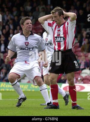 Steve Hayward di Barnsley (a sinistra) reagisce dopo che la caccia a Stephen di Brentford ha perso una penalità, durante la loro partita di Nationwide Division Two al Griffin Park Ground di Brentford. NESSUN UTILIZZO NON UFFICIALE DEL SITO WEB DEL CLUB. Foto Stock