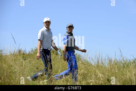 Rory McIlroy dell'Irlanda del Nord e Jordan Spieth degli Stati Uniti (a sinistra) durante il primo giorno dell'Open Championship 2014 al Royal Liverpool Golf Club, Hoylake. Foto Stock