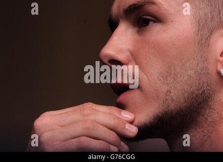 Il capitano inglese David Beckham durante una conferenza stampa dopo la presentazione del nuovo "Umbro" England Away Kit, presso lo Sheraton Skyline Hotel di Heathrow, Londra Foto Stock