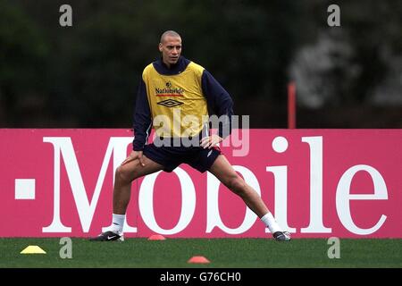 Formazione di squadra in Inghilterra. Il Rio Ferdinand dell'Inghilterra partecipa all'allenamento presso l'abbazia di Bisham, prima della loro amichevole partita contro l'Olanda. Foto Stock