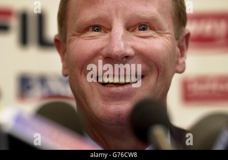 L'ex allenatore nazionale tedesco Berti Vogts è stato confermato come il nuovo capo nazionale scozzese della squadra. Vogts, che ha tenuto una conferenza stampa allo stadio di Glasgows Hampden, ha dichiarato di essere 'onorato' di diventare il nuovo capo dopo che la Scottish Football Association ha negoziato la sua prima liberazione dal suo contratto con le loro controparti Kuwait. Vogts, che ha portato la sua parte alla vittoria in Euro '96 a Wembley, prenderà il comando della squadra scozzese con effetto dal 1 marzo. Foto Stock