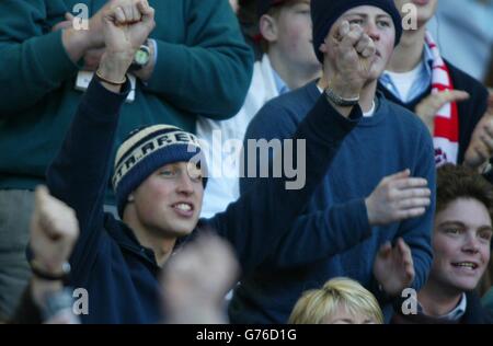 Prince William guarda la partita del campionato TSB sei Nazioni Inghilterra / Irlanda Lloyds a Twickenham. Foto Stock