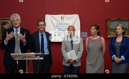 (L-R) Sean Rainbbird, Direttore della Galleria Nazionale d'Irlanda, Jean-Jacques Goran, Direttore Generale della Fondazione BNP Paribas, Simone Mancini, responsabile della conservazione (NGI), Ele von Monschaw, Conservatore di dipinti (NIGI) e Pearl o'Sullivan, Claude Monet Paintings Conservation Fellow (NGI) svelare il &Acirc;&libbra; 8 milioni di opere d'arte di Claude Monet tutti ma distrutti quando un uomo ha messo il suo pugno attraverso è ancora una volta appeso dove appartiene dopo un restauro scrupoloso nella National Gallery of Ireland, Dublino. Foto Stock