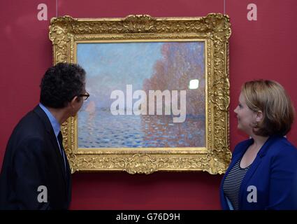 (Da sinistra a destra) Jean-Jacques Goran, amministratore delegato della Fondazione BNP Paribas e Pearl o'Sullivan, Claude Monet Paintings Conservation Fellow (NGI) svelare la&Acirc;&libbra; 8 milioni di opere d'arte di Claude Monet, tutte ma distrutte quando un uomo ha messo il suo pugno attraverso di essa è ancora una volta appeso dove appartiene dopo un restauro scrupoloso nella National Gallery of Ireland, Dublino. Foto Stock