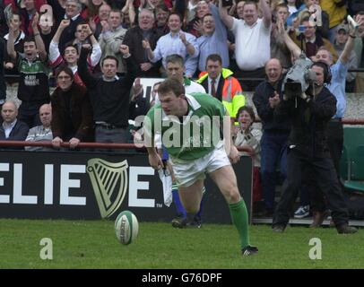 L'irlandese John Kelly segna contro l'Italia al suo debutto per portare il punteggio a 13-0 nel primo tempo, durante il loro Lloyds TSB sei nazioni match a Lansdowne Road, Dublino. Foto Stock