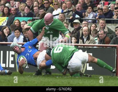 L'irlandese John Hayes (centro) è afflitto da un italiano in marcia avanti durante la loro partita dei Lloyds TSB sei nazioni a Lansdowne Road, Dublino. Foto Stock