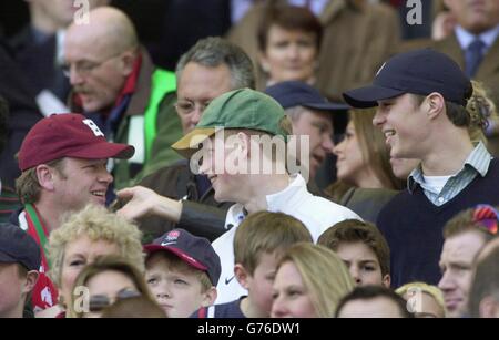 Il principe Harry (centro) con gli amici ha guardato l'Inghilterra giocare il Galles nella partita dei Lloyds TSB sei nazioni a Twickenham a Londra. Foto Stock