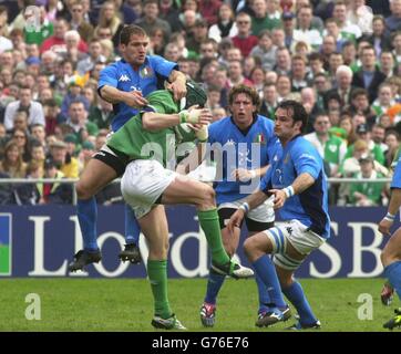 L'italiano Denis Dellan (L) affronta un irlandese in avanti durante la loro partita dei Lloyds TSB sei nazioni a Lansdowne Road, Dublino. Punteggio finale: Irlanda 32 Italia 17. Foto Stock