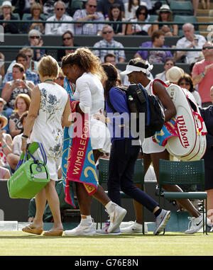 USA's Serena (a sinistra) e Venus Williams camminano fuori campo dopo ritirarsi dalla loro partita doppia il 9° giorno del Wimbledon Championships all'All England Lawn Tennis and Croquet Club, Wimbledon. Foto Stock