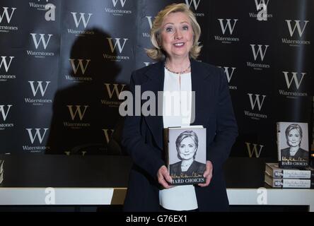 Ex Segretario di Stato americano Hillary Clinton durante un libro che firma per il suo nuovo titolo 'scelte dure' a Waterstones Picadilly, Londra. Foto Stock