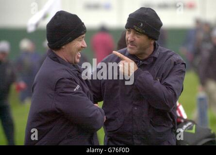 Miguel Maria Jimenez si congratula con il capitano del team Europa continentale Seve Ballesteros dopo che lui e il compagno di squadra Jose Maria Jimenez hanno vinto i loro foursomes pomeridiani contro la Gran Bretagna e l'Irlanda abbinando Colin Montgomerie e Darren Clarke da una buca, nella seconda giornata del Trofeo Seve. Gran Bretagna e Irlanda portano complessivamente dieci punti a sei alla fine della seconda giornata. Foto Stock