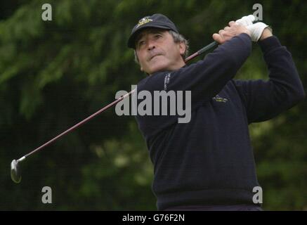 Il capitano del team Europa continentale Seve Ballesteros si tea alla sesta buca a Druids Glen nella contea di Wicklow, in Irlanda, nella sua partita singola contro Gran Bretagna e Irlanda il capitano Colin Montgomerie nell'ultimo giorno del Trofeo Seve 2002. Foto Stock