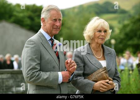 Il Principe di Galles e la Duchessa di Cornovaglia durante una visita al Memoriale Nazionale delle Miniere gallesi, Senghenydd. Foto Stock