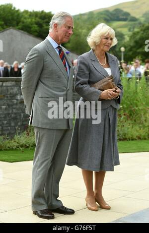 Il Principe di Galles e la Duchessa di Cornovaglia durante una visita al Memoriale Nazionale delle Miniere gallesi, Senghenydd. Foto Stock