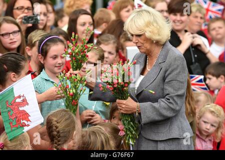 La Duchessa di Cornovaglia è data mazzi di fiori dai bambini delle scuole locali durante una visita al Memoriale Nazionale delle Miniere gallesi, Senghenydd. Foto Stock