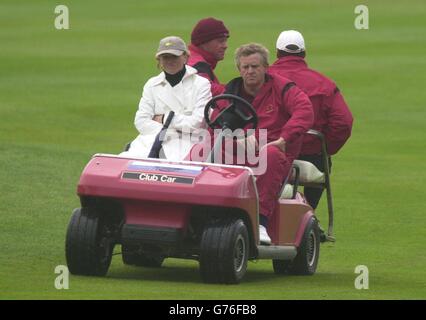 Colin Montgomerie, capitano della squadra di Gran Bretagna e Irlanda, segue le fasi finali della partita a Druids Glen in Co. Wicklow, Irlanda, dopo aver perso la sua partita singola contro il capitano dell'Europa continentale Seve Ballesteros nell'ultimo giorno del Trofeo Seve 2002. Il compagno di squadra Darren Clarke si siede sul retro (a sinistra). Foto Stock