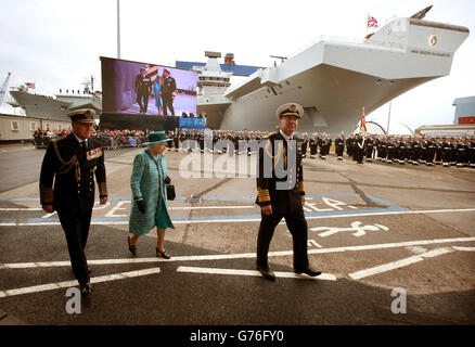 La regina Elisabetta II e il duca di Edinbugh sono accolti all'arrivo dal primo ammiraglio del Signore del Mare Sir George Zambellas alla cerimonia ufficiale di denominazione per la regina Elisabetta di Rosyth Dockyard, Fife. Foto Stock