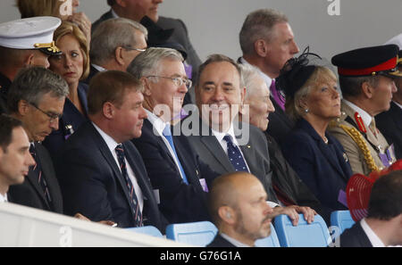 Il primo ministro Alex Salmond, in qualità di regina Elisabetta II, ha ufficialmente nominato la nuova portaerei della Royal Navy HMS Queen Elizabeth durante una visita al cantiere navale di Rosyth in Scozia. Foto Stock