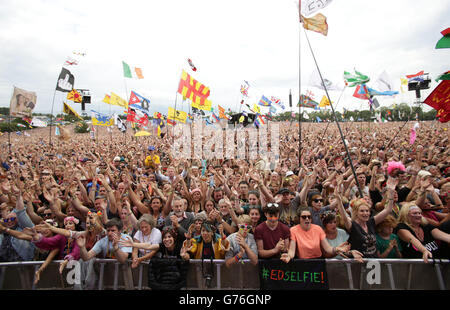 La folla si acclama mentre Dolly Parton si esibisce sul palco di Pyramid al Glastonbury Festival, presso la Worthy Farm di Somerset. Foto Stock